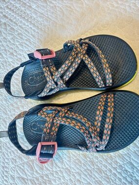 Chaco kids Strappy Sport Sandals in black with Coral Accents